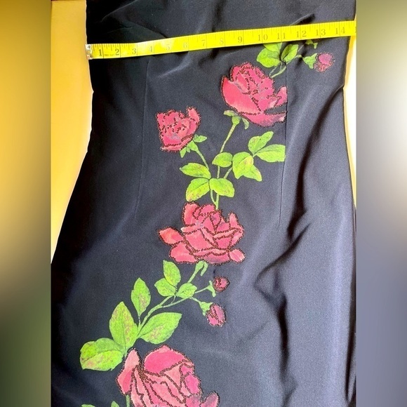 Elegant black strapless dress with red roses trim - Picture 5 of 10